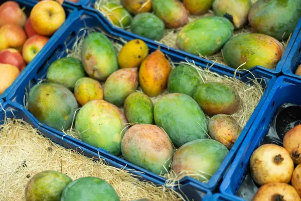 Ramo Mangos Dulces Encuentran Mostrador Tienda Verduras — Foto de Stock