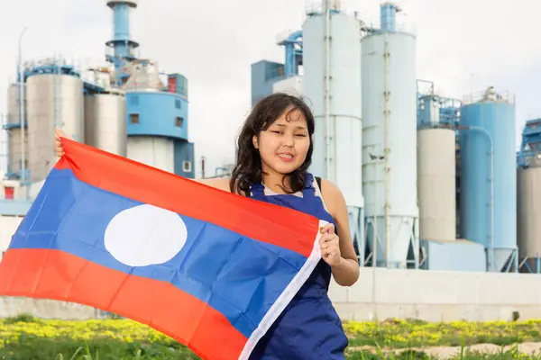 Vrolijke Aziatische Vrouwelijke Arbeider Met Laotiaanse Vlag Voor Fabriek — Stockfoto