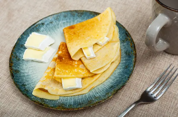 Krepler Bir Tabakta Servis Ediliyor Biraz Peynir Masada Bir Fincan — Stok fotoğraf