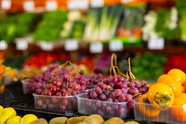 Los Racimos Uvas Rojas Dulces Encuentran Mostrador Tienda Verduras — Foto de Stock