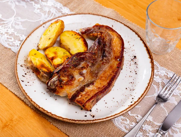 White Plate Lies Juicy Fried Slice Veal Tenderloin Garnished Stewed — Stock Photo, Image