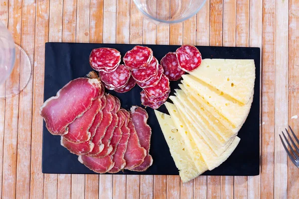 Appetizing Cold Cuts Sausage Cheese Ham Serving Plate — Stock Photo, Image