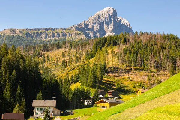Picturesque View Towering Rugged Rocky Peaks Italian Dolomites Alpine Meadow — Stock Photo, Image
