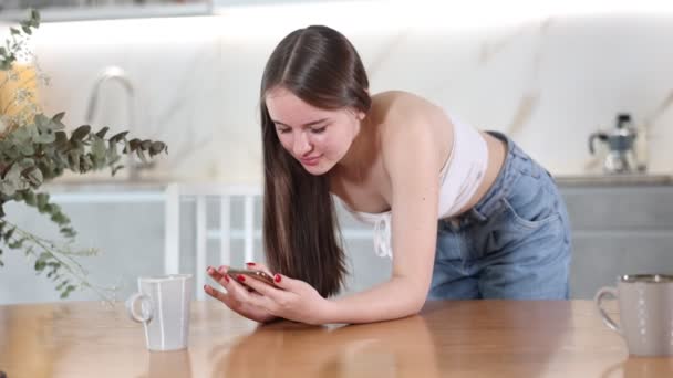 Junges Mädchen Tippt Nachricht Auf Den Bildschirm Eines Mobiltelefons Der — Stockvideo