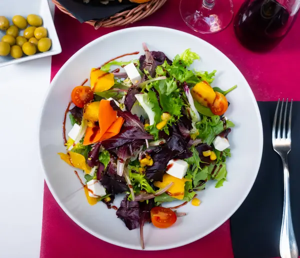 Farverig Salat Frisk Salat Arugula Blade Med Modne Tomater Hakket - Stock-foto