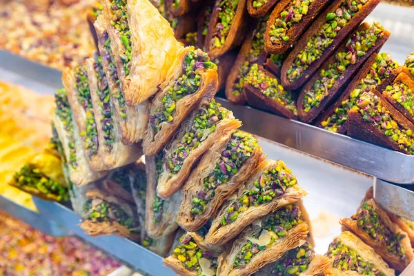 Traditionell Turkisk Dessert Baklava Med Jordnötter Metallbricka — Stockfoto