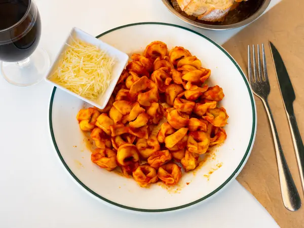 盘子里有一盘简单可口的土豆条和西红柿 配以小方碗和烤好的意大利芝士 — 图库照片