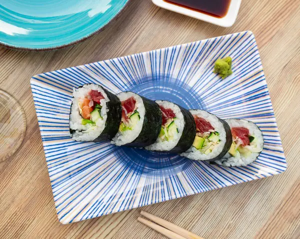 Appetitliche Sushi Rolle Futomaki Mit Gurken Avocado Thunfisch Surimi Salat — Stockfoto