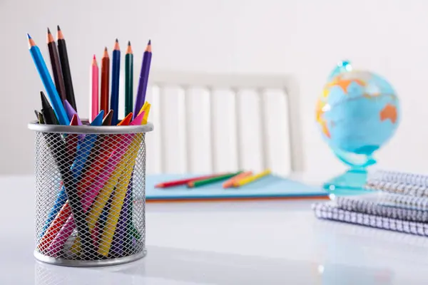 Renkli Kalemler Çocuk Küresi Kağıt Çalışma Kitapları Evdeki Öğrenci Masasında — Stok fotoğraf