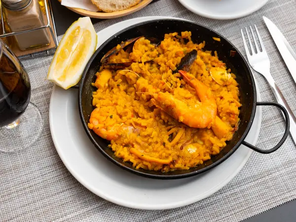Tradycyjne Danie Kuchni Hiszpańskiej Jest Paella Owocami Morza Wykonane Ryżu — Zdjęcie stockowe