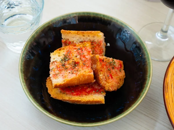 Kawałki Chleba Potarte Pomidorami Czosnkiem Tradycyjne Katalońskie Jedzenie Serwowane Stole — Zdjęcie stockowe