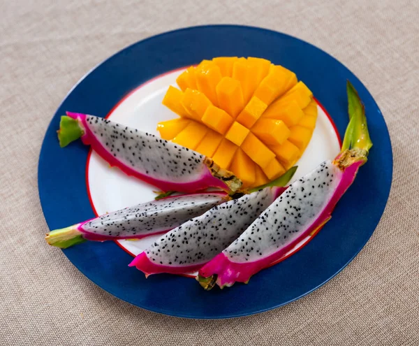 Frühstück Mit Pitaya Und Mango Teller Mit Pitaya Und Mango — Stockfoto
