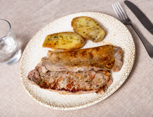 Plato Presenta Con Jugosa Carne Res Apetitosa Frita Hasta Que —  Fotos de Stock