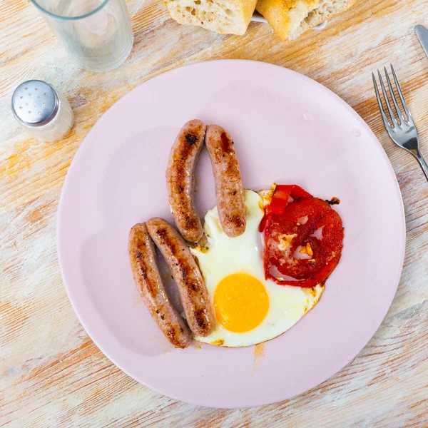 Gebratene Eier Mit Geschnittenen Tomaten Und Grillwürstchen Herzhaftes Paläo Frühstück — Stockfoto