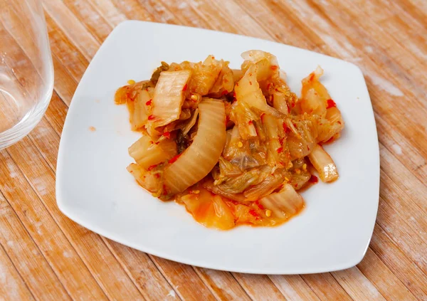 Tradisjonell Koreansk Rett Kimchi Servert Trebordet Deler Fermenterte Grønnsaker – stockfoto