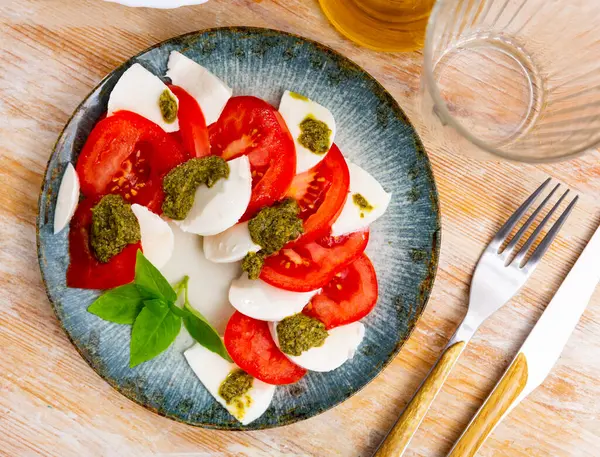Fresh Caprese Salad Mozzarella Tomatoes Basil Pesto Sauce Plate — Stock Photo, Image