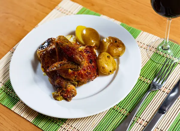 Grilled Chicken Pieces Some Potatoes Served Plate Other Table Appointments — Stock Photo, Image