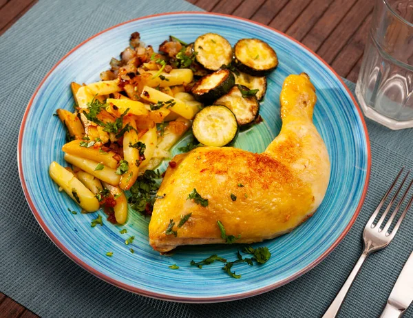 Delicious Roasted Chicken Legs Roasted Potatoes Zucchini — Stock Photo, Image