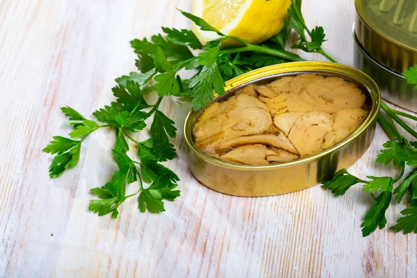 Canned Fish Tuna Chunks Sunflower Oil Served Herbs Lemon Wooden — Photo