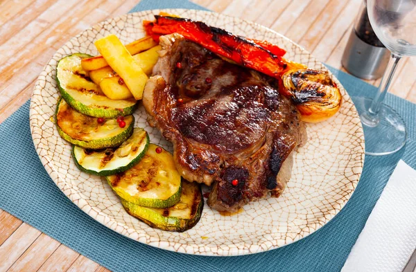 Plate Delicious Grilled Beef Steak Potatoes Appetizing Bell Peppers Head — Stock Photo, Image