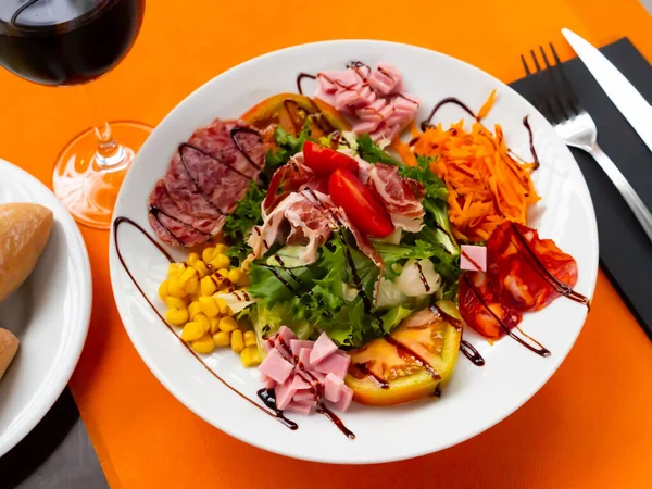 Tuore Katalonialainen Salaatti Makkaroilla Tomaateilla Tarjoiltuna Lautasella — kuvapankkivalokuva