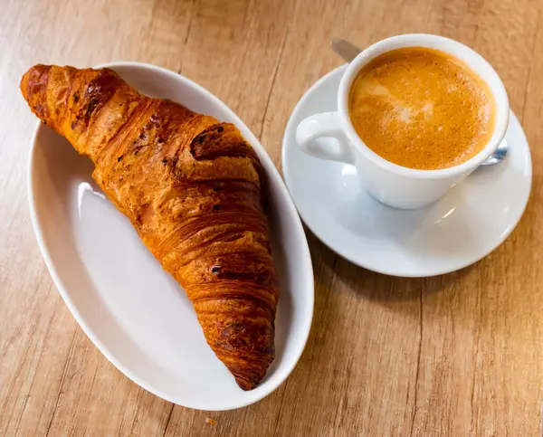 Frisk Sprød Lækker Fransk Croissant Med Kop Duftende Kaffe Høj - Stock-foto