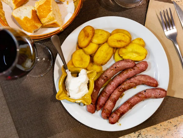 Plat Espagnol Traditionnel Avec Des Saucisses Servies Avec Des Pommes — Photo