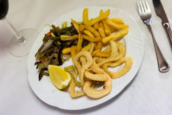 Νόστιμο Ανδαλουσιανό Τηγανητό Καλαμάρι Σερβίρεται Φέτες Δαχτυλίδια Στο Πιάτο Στο — Φωτογραφία Αρχείου