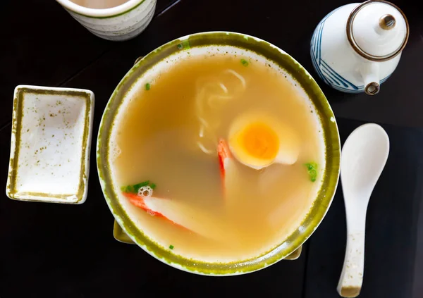 Sopa Macarrão Tradicional Japonesa Com Cogumelo Ovo Verduras Servidos Tigela — Fotografia de Stock