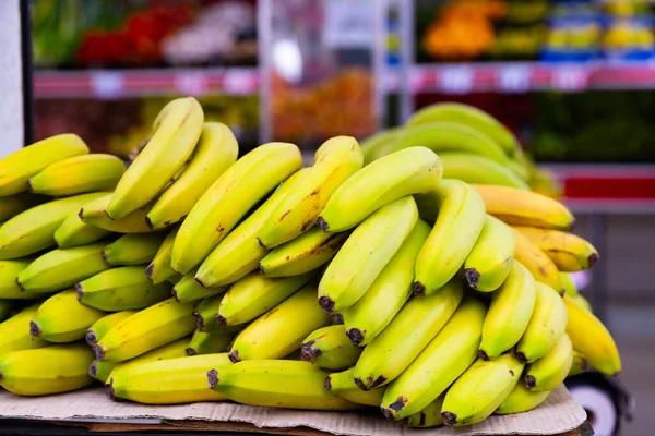 Куча Сладких Бананов Лежат Прилавке Продуктовом Магазине — стоковое фото