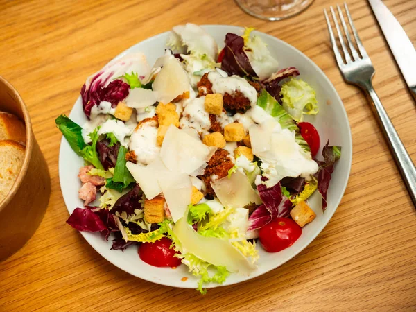 Caesar Salad Lettuce Arugula Chicory Chicken Bread Crumbs — Stock Photo, Image