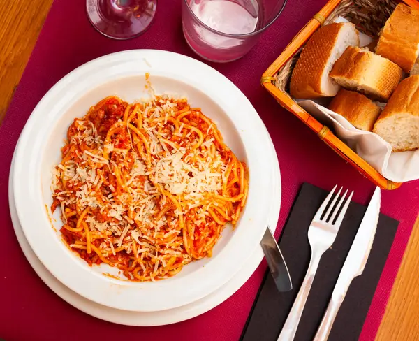 Popüler Talyan Yemeği Spagetti Bolonezidir Domates Soslu Uzun Bir Makarnadan — Stok fotoğraf