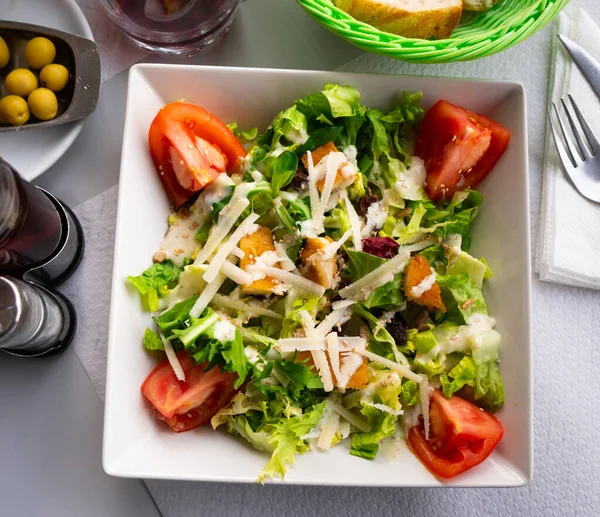Caesar Salad Chicken Pieces Croutons Tomatoes Lettuce Parmesan Cheese — Stock Photo, Image
