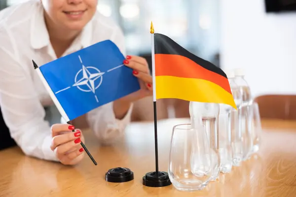 Malá Německá Vlajka Stole Lahvemi Vody Vlajkou Nato Kterou Vedle — Stock fotografie