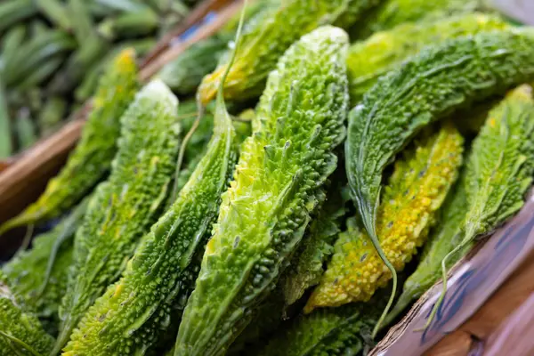 在露天蔬菜市场放了很多绿色苦瓜 — 图库照片
