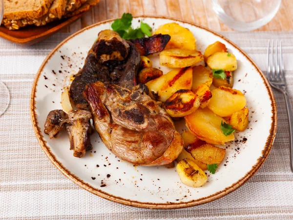 Fried Lamb Hip Pieces Potato Dished Plate Laid Restaurant Table — Stock Photo, Image