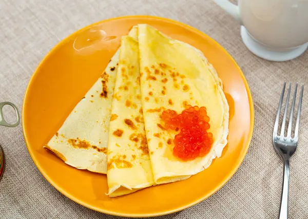 Mittelpunkt Steht Ein Teller Mit Appetitanregendem Frühstück Rötlich Weiche Pfannkuchen — Stockfoto