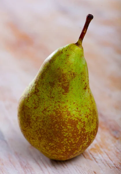 Closeup Fresh Ripe Green Pear Wooden Surface Organic Fruits Concept — Stock Photo, Image