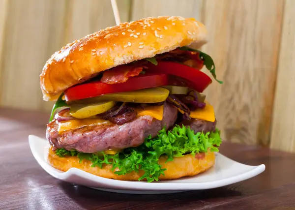 Americký Dvojitý Cheeseburger Masovou Podrážkou Zeleninovým Salátem — Stock fotografie