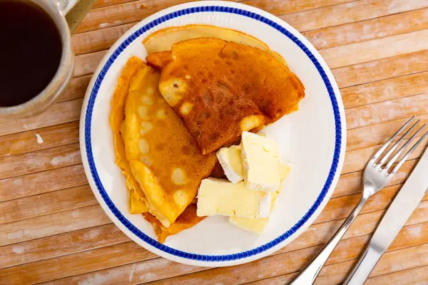 Mitten Bilden Plattan Med Aptitretande Frukost Rostiga Mjuka Pannkakor Med — Stockfoto