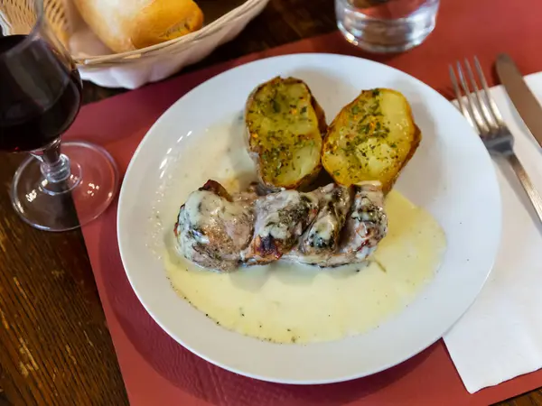 Populair Gerecht Van Varkensvlees Met Roquefort Kaassaus Met Gebakken Aardappelen — Stockfoto
