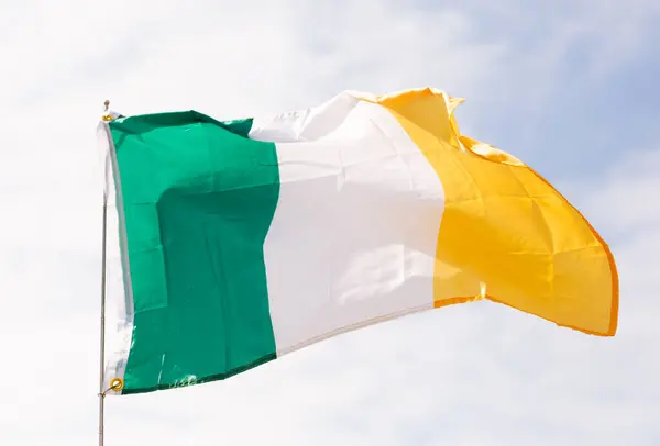Великий Прапор Ірландії Закріплений Паличці Тлі Блакитного Хмарного Неба Під — стокове фото