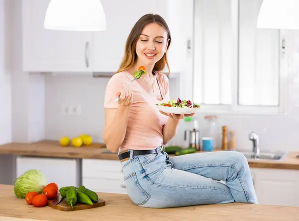 Cheerful Vegeterian Woman Sitting Table Kitchen Eating Vegetable Salad — Stock Photo, Image