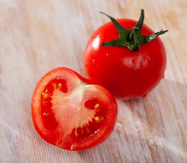 Afbeelding Van Gesneden Verse Tomaten Houten Tafel Keuken — Stockfoto