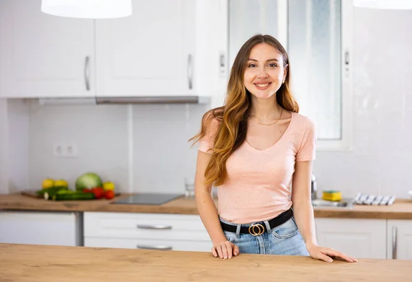 Portrait Woman Casual Clothes Posing Table Light Kitchen — Stockfoto