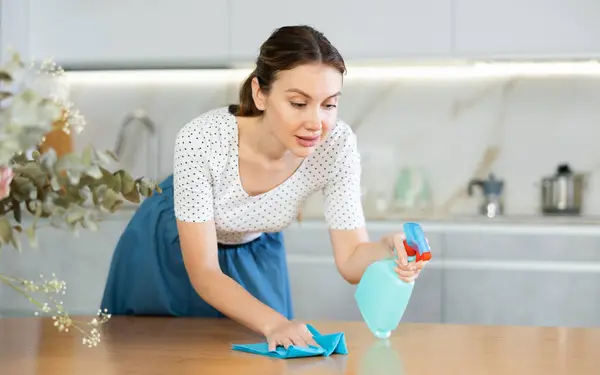 Young Inexperienced Housewife Dressed Everyday Clothes Sprinkles Cleaning Agent Table — Stock Photo, Image