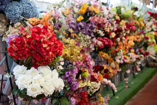Satılık Suni Çiçekler Mağazada Sergileniyor — Stok fotoğraf