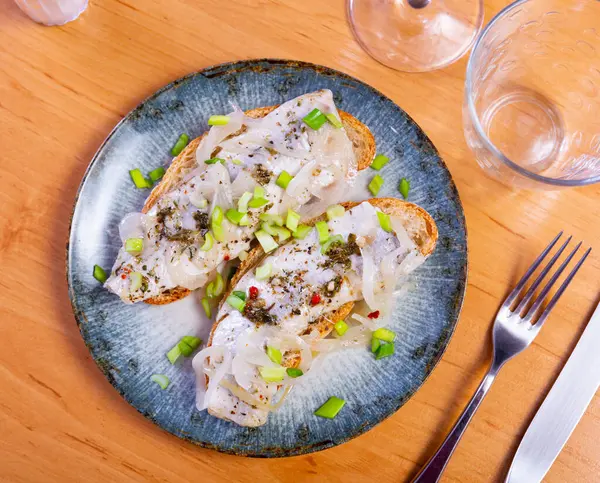 Sandwich Appétissant Hareng Mariné Oignons Servis Dans Une Assiette Restaurant — Photo