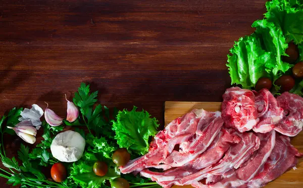 Carne Agnello Cruda Con Verdure Fresche Verdure Spezie Fondo Legno — Foto Stock