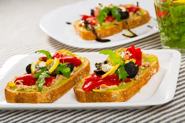 Heerlijke Sandwiches Met Guacamole Vis Uit Blik Verse Tomaten Zoete — Stockfoto